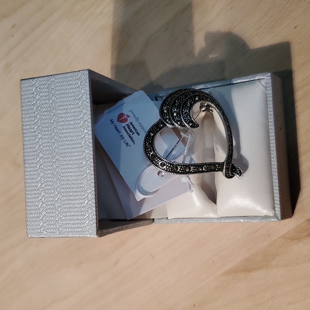 ♥️ NIB CRYSTAL HEART BROOCH - Picture 9 of 10